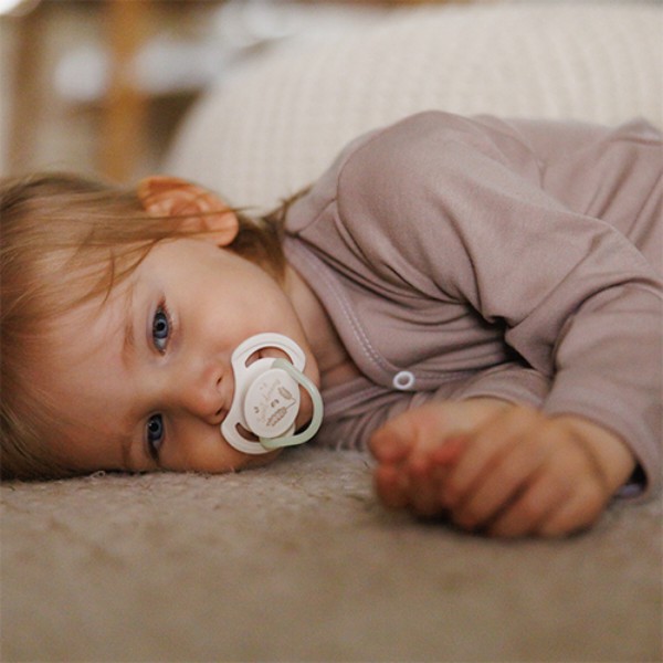 Фото - Симетрична пустушка BabyOno 18 міс.+ бежева/коричнева (1669/03)