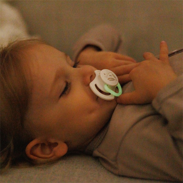 Фото - Симетрична пустушка BabyOno 18 міс.+ бежева/коричнева (1669/03)