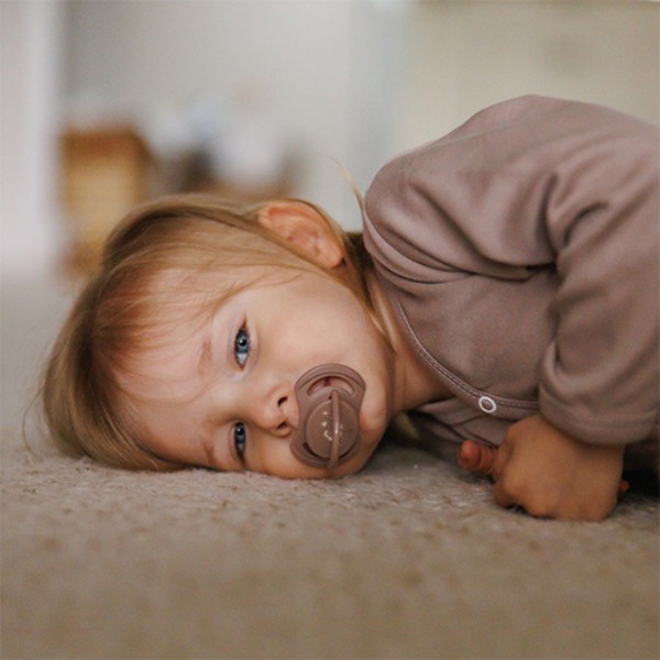 Фото - Симетрична пустушка BabyOno 18 міс.+ бежева/коричнева (1669/03)