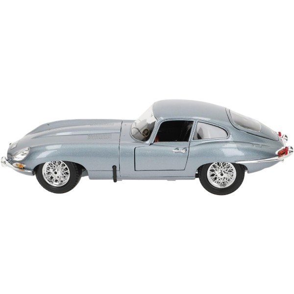 Фото - Коллекционная машинка 1:18 Bburago JAGUAR E-TYPE COUPE 1961 (18-12044)