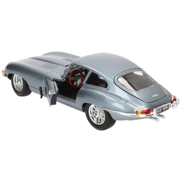 Фото - Коллекционная машинка 1:18 Bburago JAGUAR E-TYPE COUPE 1961 (18-12044)