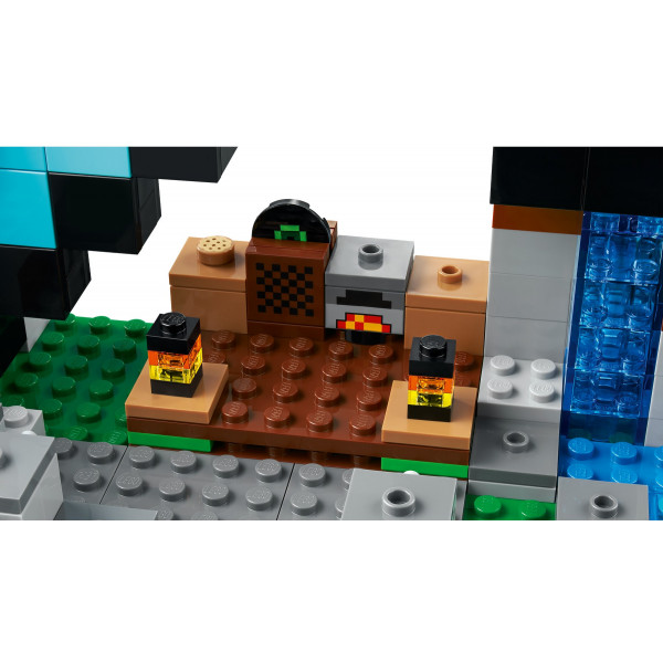 Фото - Конструктор LEGO Minecraft Форпост із мечем (21244)