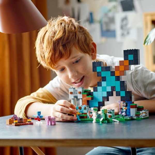 Фото - Конструктор LEGO Minecraft Форпост із мечем (21244)