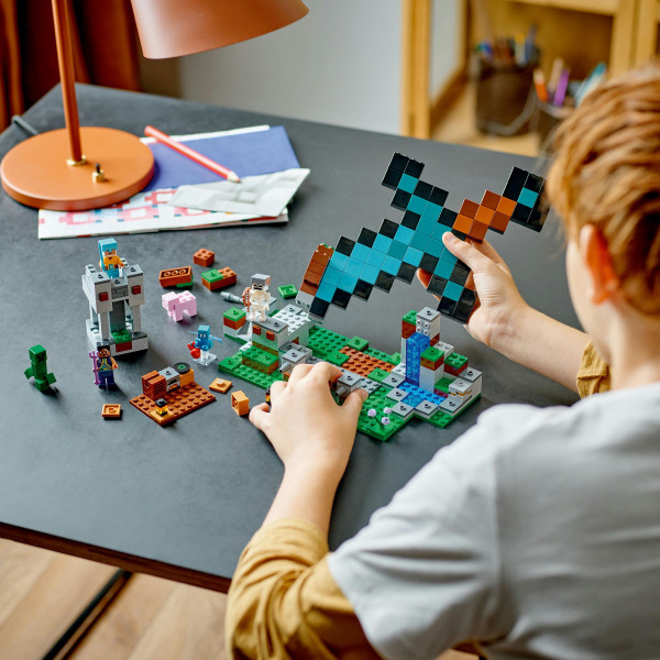 Фото - Конструктор LEGO Minecraft Форпост із мечем (21244)