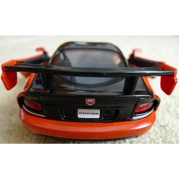 Фото - Колекційна машинка 1:24 Bburago Dodge Viper SRT10 ACR (асорті помар-чорн металік, черв-чорн металік, 1:24) (18-22114)