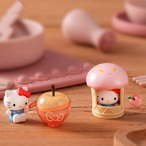 Фото - Ігрова фігурка-сюрприз Pop Top HELLO KITTY – ЯБЛУЧНИЙ ВОРКШОП (в ас.) (24WH-007)