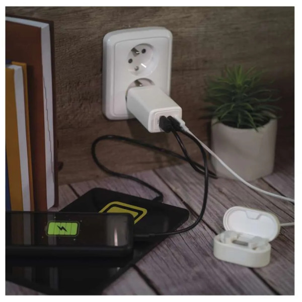 Фото - Мережевий зарядний пристрій EMOS V05G65 1xUSB-A, 2xUB-C 65W 220V PD (V05G65)