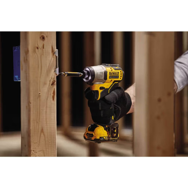 Фото - Шуруповерт DeWALT DCF801D2