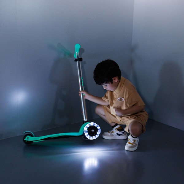 Фото - Трёхколёсный самокат Micro серии Maxi Deluxe Glow LED - ЖЕЛЕЙНЫЙ ЗЕЛЕНЫЙ (MMD365)