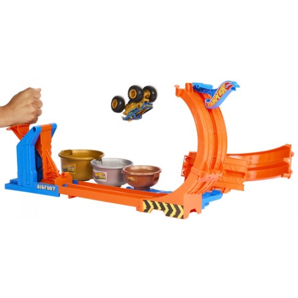 Фото - Ігровий набір Hot Wheels "Петлі та трюки" серії "Змагання за кубок" Monster Trucks (JBX64)