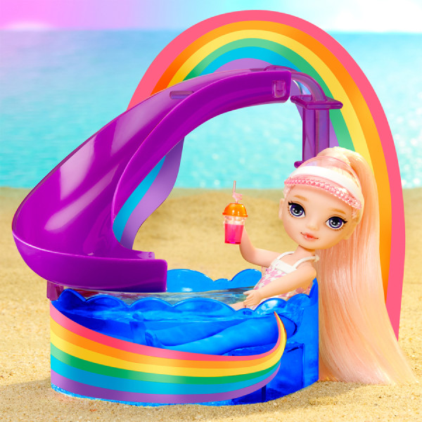 Фото - Кукольный набор Rainbow High Littles – РАДУЖНЫЙ ПРАЗДНИК В БАССЕЙНЕ с аксесс. (522249)