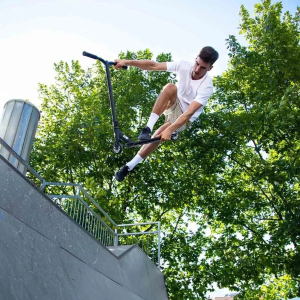 Фото - Двухколёсный самокат Micro "Ramp" – ЧЁРНЫЙ (до 100 kg, 2-х колесный) (SA0190)