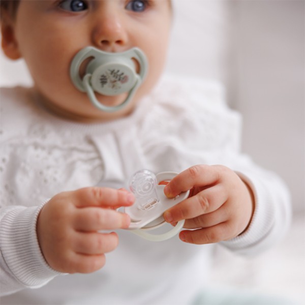 Фото - Симетрична пустушка BabyOno 6-18 міс. біла/зелена (1669/02)