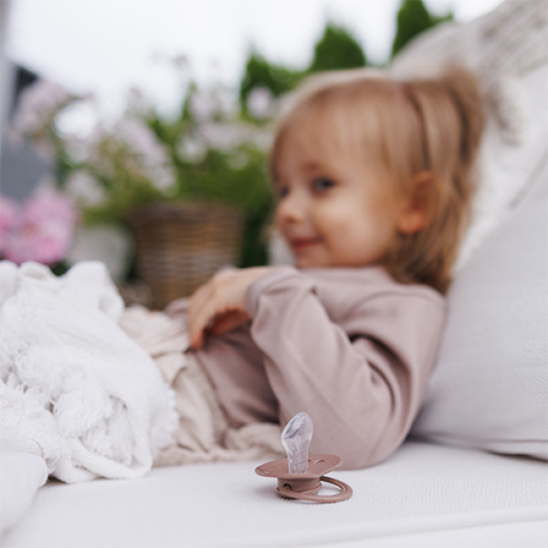 Фото - Анатомічна пустушка BabyOno 18 міс.+ біла/коричнева (1670/03)