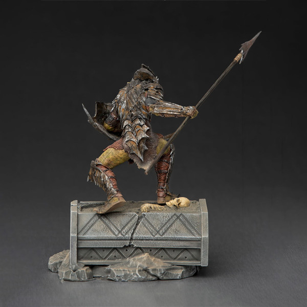 Фото - Колекційна фігурка Iron Studios LORD OF THE RINGS Armored Orc Art Scale 1/10 (WBLOR43021-10)