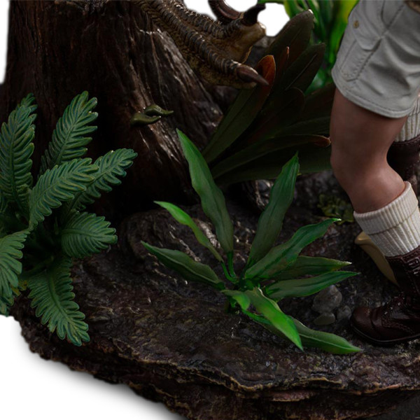 Фото - Колекційна фігурка Iron Studios JURASSIC PARK Clever Girl  Deluxe Art Scale 1/10 (UNIVJP40421-10)