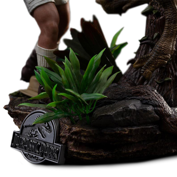 Фото - Колекційна фігурка Iron Studios JURASSIC PARK Clever Girl  Deluxe Art Scale 1/10 (UNIVJP40421-10)