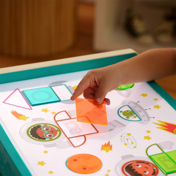 Фото - Інтерактивний центр Battat Навчальний набір зі світловим центром Look & Shine – СВІТЛО ВІДКРИТТІВ (BX2604Z)