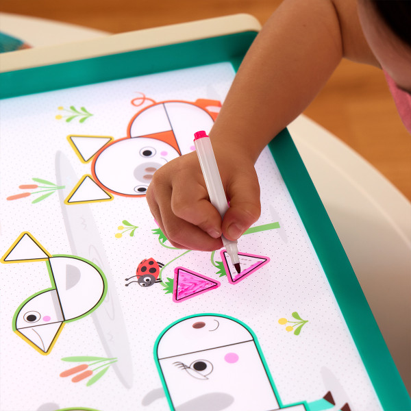 Фото - Інтерактивний центр Battat Навчальний набір зі світловим центром Look & Shine – СВІТЛО ВІДКРИТТІВ (BX2604Z)