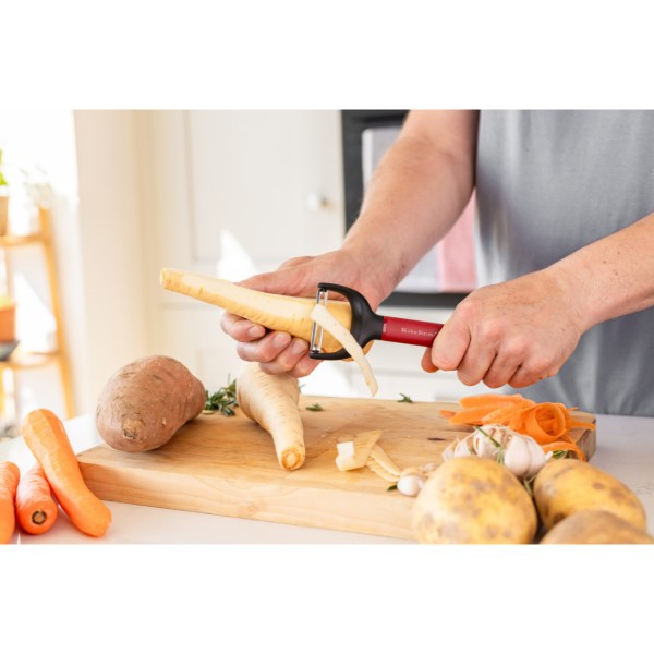 Фото - Овочечистка KitchenAid Classic 18 см червоний (KHA145OHEREG)