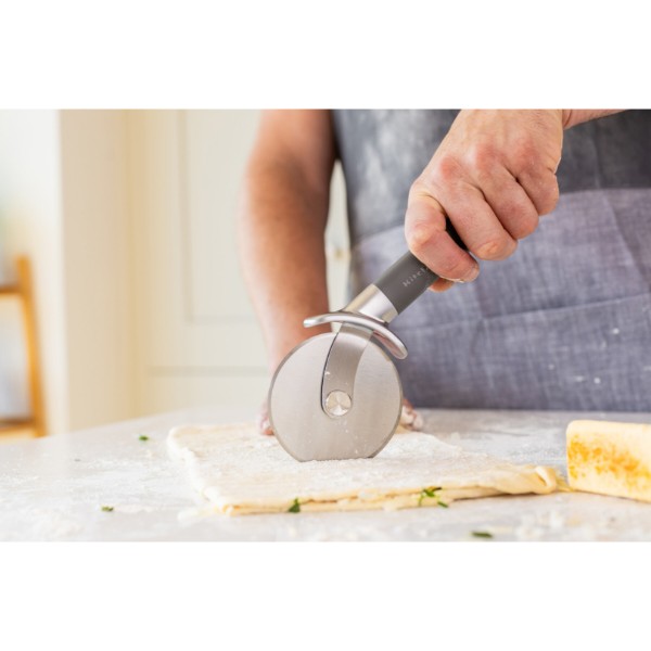 Фото - Нож для пиццы KitchenAid Classic 24.5 см серый (KHA113OHCHGG)