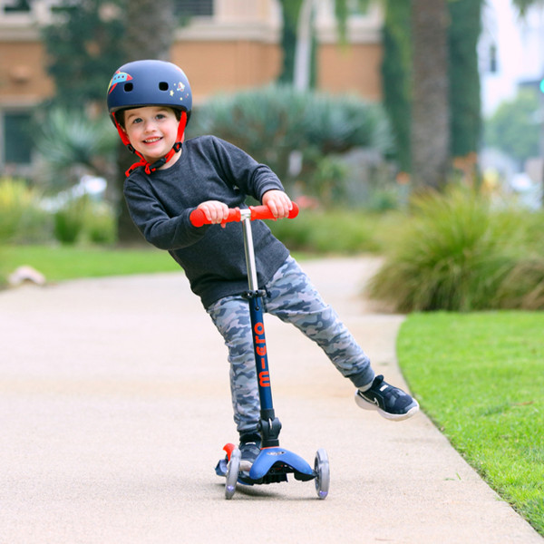 Фото - Триколісний самокат Micro серії Mini Deluxe Foldable LED – Синій (MMD196)