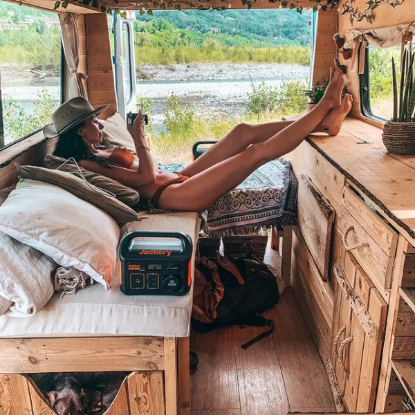 Фото - Зарядная станция универсальная Jackery Explorer 240 EU1