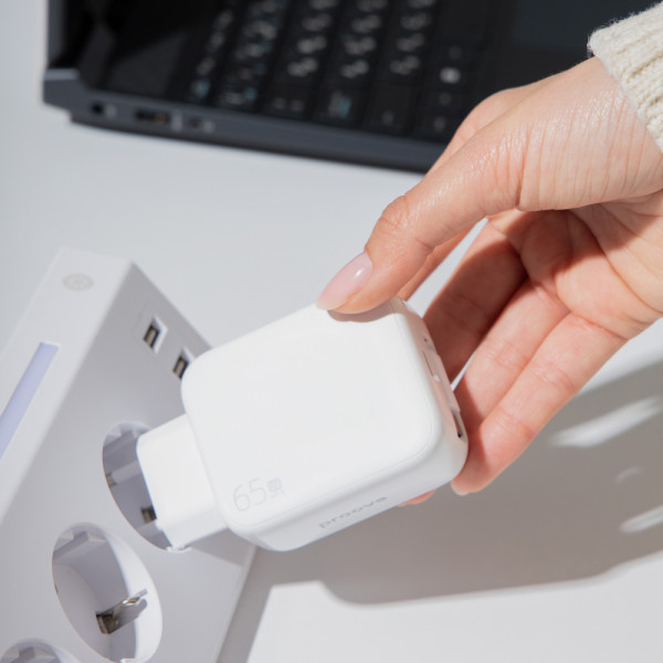 Фото - Сетевое зарядное устройство Proove Fixtape GaN Type-C 65W white (WCFP65010202)