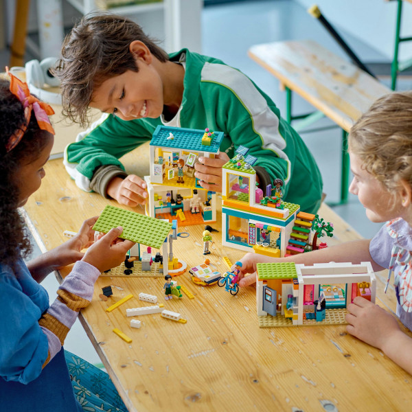 Фото - Конструктор LEGO Friends Хартлейк-Сіті: міжнародна школа (41731)