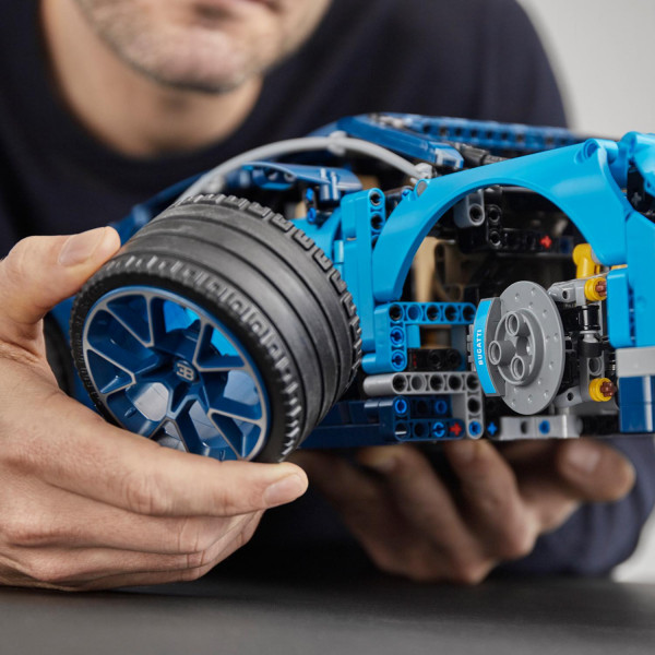 Фото - Конструктор LEGO Technic Автомобиль Bugatti Chiron (42083)