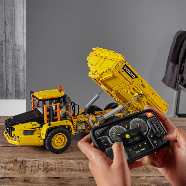 Фото - Конструктор LEGO Technik Шарнирный самосвал Volvo A25F 6х6 (42114)