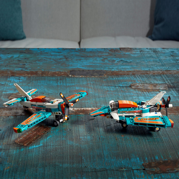 Фото - Конструктор LEGO Technic Спортивный самолет (42117)