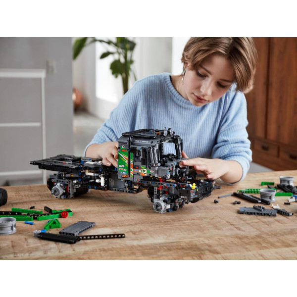 Фото - Конструктор LEGO Technic Повнопривідний вантажівка-позашляховик Mercedes-Benz Zetros (42129)