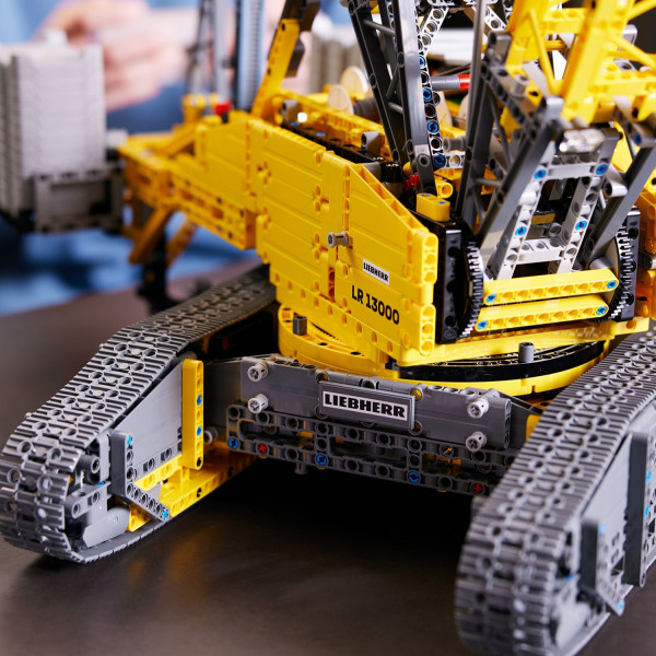 Фото - Конструктор LEGO Technic Гусеничный подъемный кран Liebherr LR 13000 (42146)