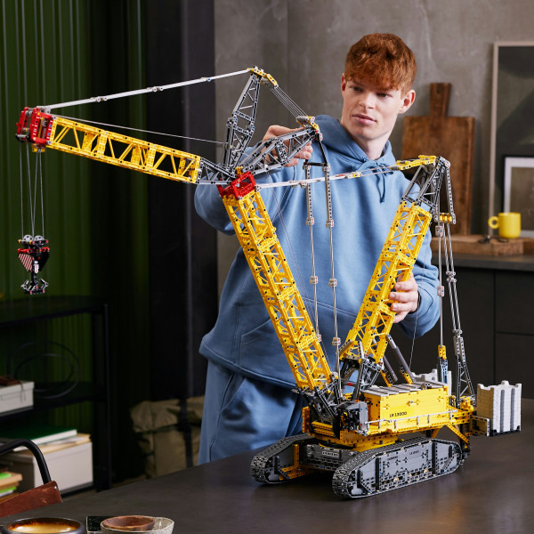 Фото - Конструктор LEGO Technic Гусеничный подъемный кран Liebherr LR 13000 (42146)