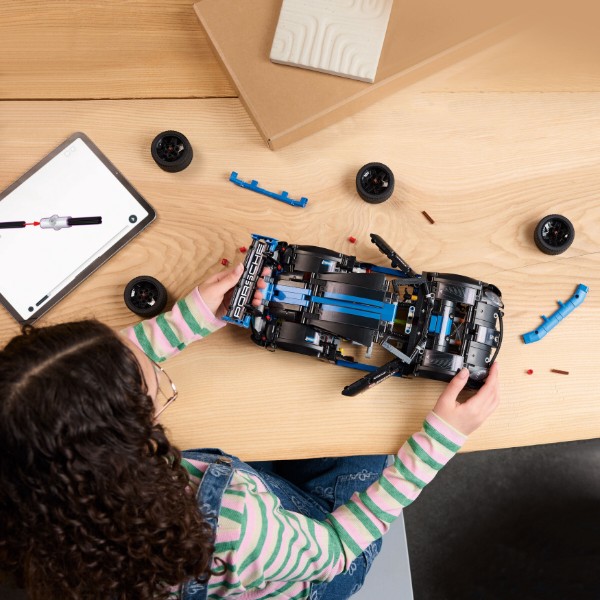 Фото - Конструктор LEGO Technic Автомобіль для перегонів Porsche GT4 e-Performance (42176)
