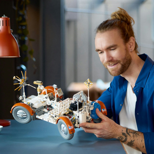 Фото - Конструктор LEGO Technic Місячний автомобіль NASA Apollo (42182)
