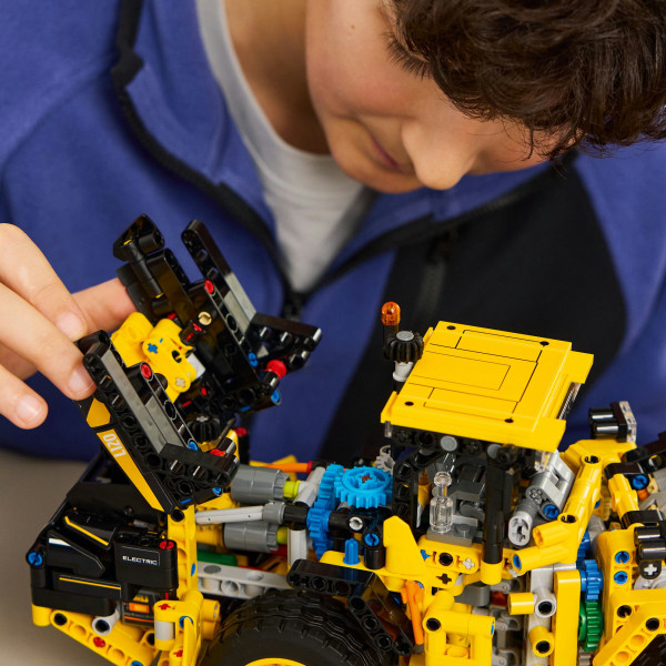 Фото - Конструктор LEGO Technic Колесный погрузчик Volvo L120 Electric (42209)