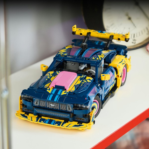 Фото - Конструктор LEGO Technic Тюнинг-гараж с автомобилем Ford Mustang GT (42236)