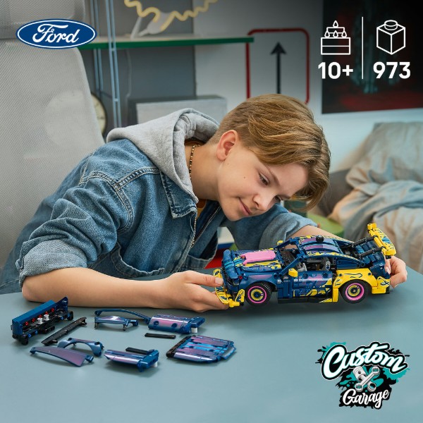 Фото - Конструктор LEGO Technic Тюнинг-гараж с автомобилем Ford Mustang GT (42236)