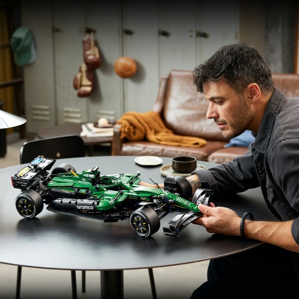 Фото - Конструктор LEGO Technic Автомобиль «Формулы-1» Aston Martin Aramco AMR25 (42240)