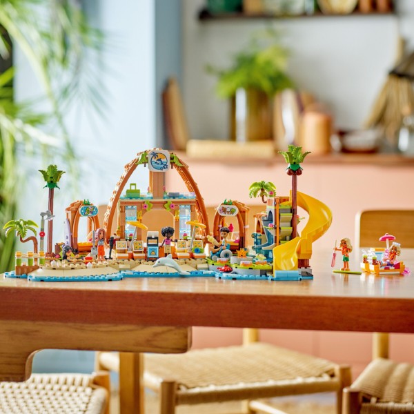 Фото - Конструктор LEGO Friends Пляжний курорт для сімейного відпочинку (42673)