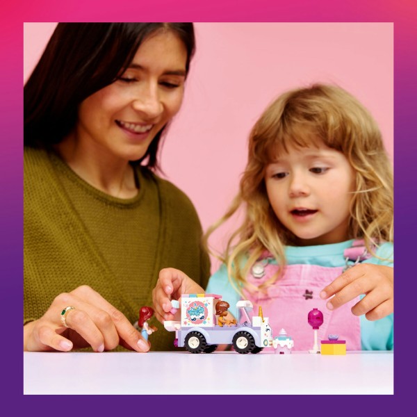 Фото - Конструктор LEGO Friends Автомобиль для доставки тортов с единорогами (42675)