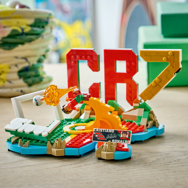 Фото - Конструктор LEGO Editions Football Криштиану Роналду — лучшие моменты футбольных матчей (43012)
