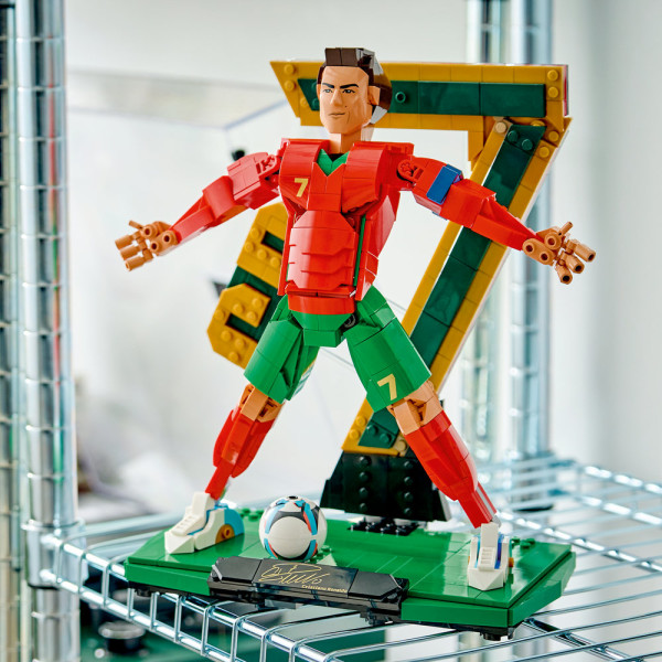 Фото - Конструктор LEGO Editions Football Криштиану Роналду — легенда футбола (43016)