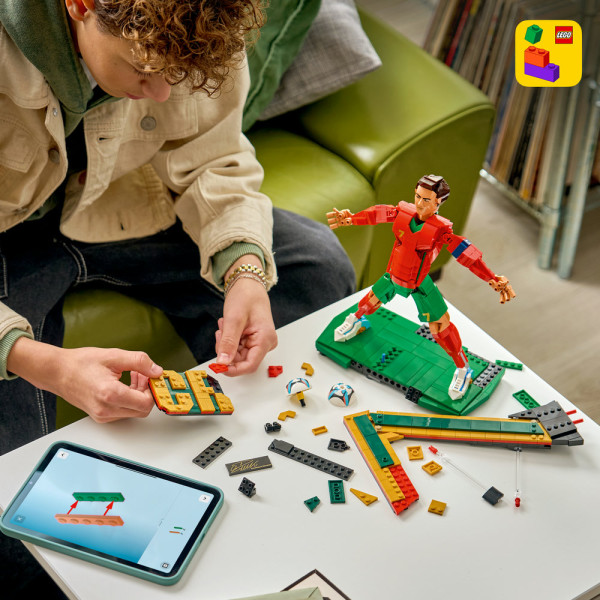 Фото - Конструктор LEGO Editions Football Криштиану Роналду — легенда футбола (43016)