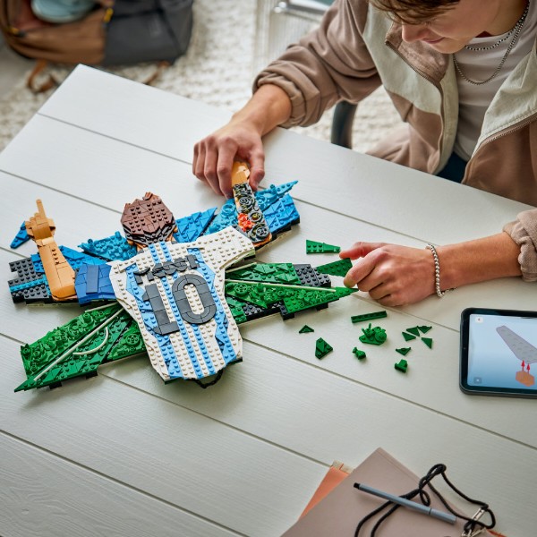 Фото - Конструктор LEGO Editions Football Ліонель Мессі — святкування (43018)