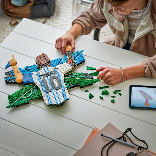 Фото - Конструктор LEGO Editions Football Ліонель Мессі — святкування (43018)