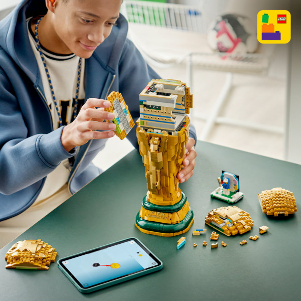 Фото - Конструктор LEGO Editions Football Офіційний трофей чемпіонату світу з футболу FIFA (43020)