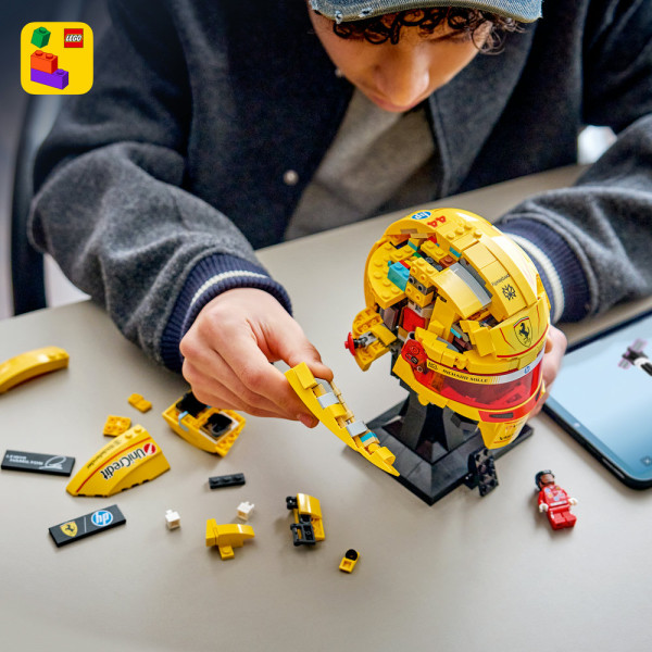 Фото - Конструктор LEGO Editions Formula 1 Шолом Льюїса Гамільтона з команди Scuderia Ferrari HP (43022)